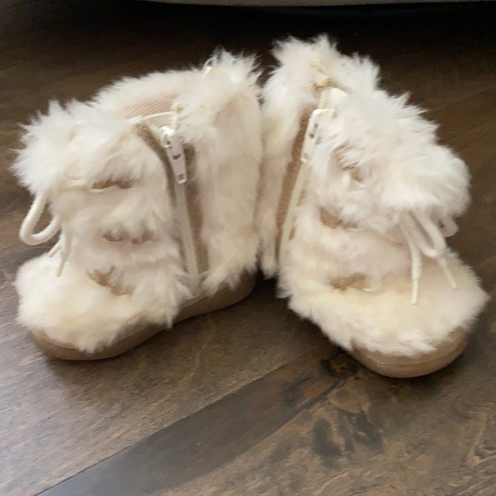 Fuzzy boots - Picture 2 of 3
